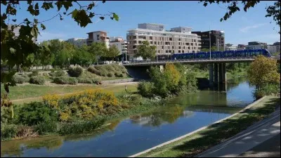 Quel est le cours d'eau qui traverse Montpellier, préfecture de l'Hérault ?