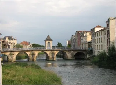 Quel est le cours d'eau qui traverse Bar-le-Duc, préfecture de la Meuse ?
