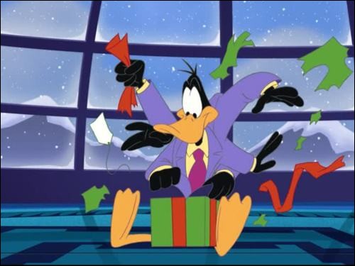 Ce canard noir (contrairement à Donald) est un couac surexcité et souvent égoiste.Une fois déçu du cadeau de Bugs, il lui dira ''Tu es juste méprisable ('despicable' en anglais)'' avec une de ces voix détestable. C'est un personnage que l'on aime à cause de ses défauts, tout l'inverse de Mickey.