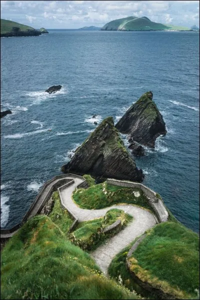 Je suis un établissement qui propose une large gamme de whiskies et de bières ainsi qu'une carte réduite de mets simples. La plupart du temps, il y règne une ambiance irlandaise