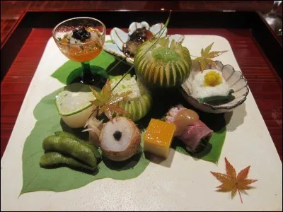 Je suis une structure qui possède 3 macarons au guide rouge (Michelin) avec un service très soigné et une cuisine de très haute qualité.