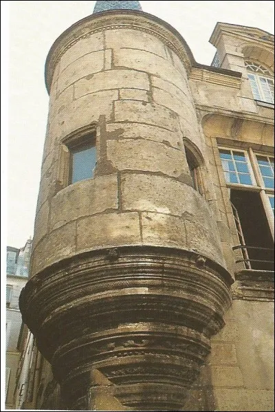 Guillaume V de Putot l'&eacute;difia vers 1292, c'est l'h&ocirc;tel...