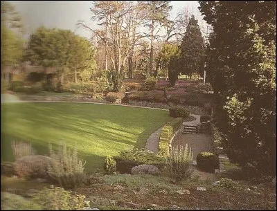 Situ&eacute; dans le bois de Boulogne, c'est...