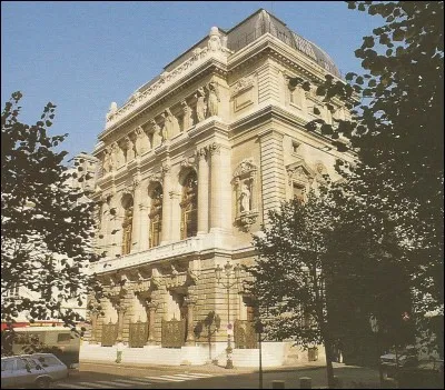 Dans le IIe, sur la place Boieldieu, c'est...