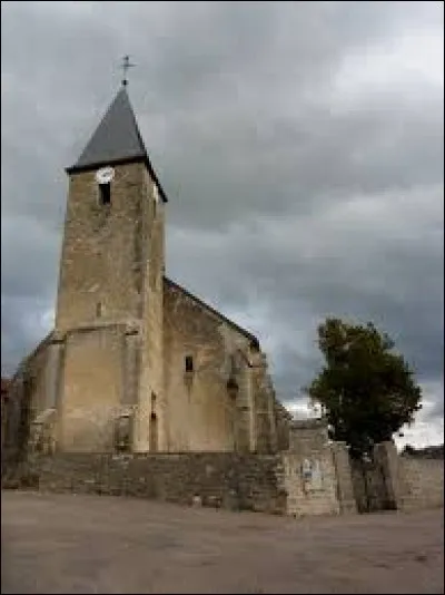 Nous sommes devant l'église Saint-Bénigne de Darcey. Village de Bourgogne-Franche-Comté, il se situe dans le département ...