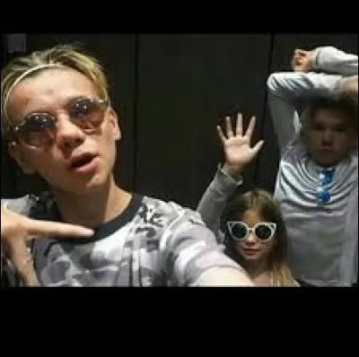 Est-ce qu'elle fait des concerts de chant comme ses deux frères ?