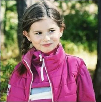 Avec quel frère s'amuse-t-elle le plus, si j'ai bien remarqué, dans les vidéos ?