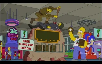 Ce jeu est vu à la Convention E4. C'est une parodie de Call of Duty, le fameux jeu de FPS. 

Ce jeu offrait gratuitement aux visiteurs des disques volants de marque. Homer utilisa ces disques et lança sur Lisa, Bart et également sur les gens qui se trouvaient sur le chemin!

Quel est le nom de ce jeu?