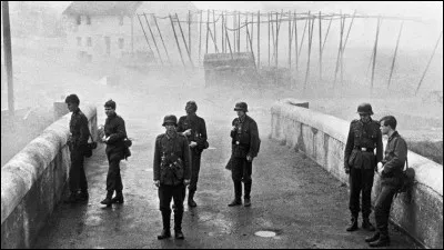 Dans quel contexte historique se déroule "le Pont", film allemand de 1959 ?