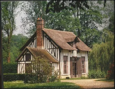 Cette ferme ornée se situe à...