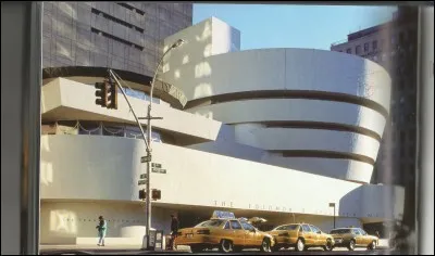 Situé à New York, c'est le...