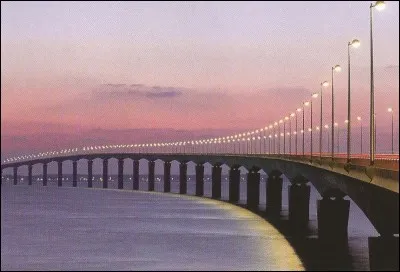 Sa longueur est de 2,926 kilomètres...