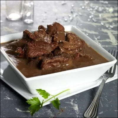 On nous sert un mijoté de sanglier sauce grand veneur. Quelle confiture entre dans la composition de cette sauce ?