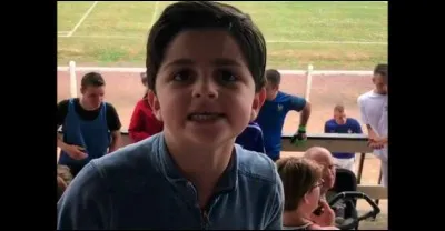 Qu'est-ce qui est jaune et qui attend ?