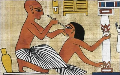 Quel est le titre du médecin exerçant auprès des plus humbles dans l'Égypte ancienne ?