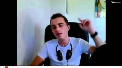 Il crée sa chaîne "Squeezie" en :