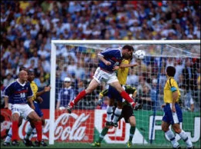 Avec 16 buts, quel joueur détient le record de réalisations marquées en phase finale de Coupe du monde ?