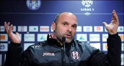 A quel désert Pascal Dupraz, entraîneur du Toulouse Football Club, a-t-il comparé la pelouse de son stade ?