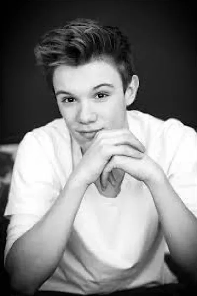 Quelle est la couleur des cheveux de Lenni-Kim ?