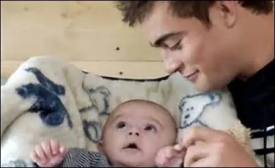 Comment s'appelle ce bébé dont Maxime s'occupe ?