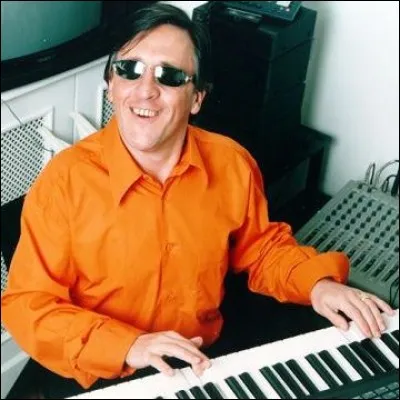 De quel instrument joue-t-il ?