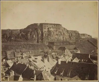 Cette place forte stratégique subit un siège, du 3 novembre 1870 au 18 février 1871. Elle résiste et ne se rend qu'après l'armistice mettant fin à la guerre franco-prussienne. Quelle est cette ville ?