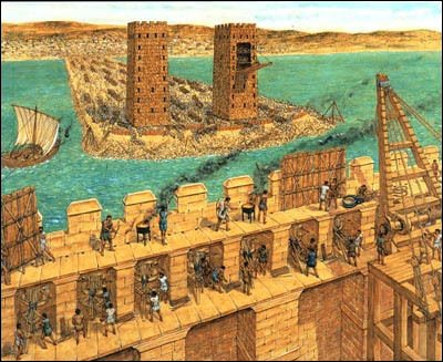 Cette ville est assiégée six mois et prise par Alexandre le Grand en 332 avant J-C. C'est un siège mémorable : les Macédoniens construisent une digue en pierre, afin d'approcher leurs machines de guerre des murs de la cité puis, après un échec, éperonnent les murailles avec des navires. Quelle est cette ville ?
