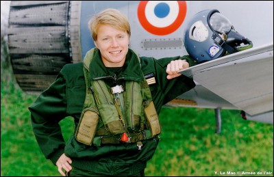 Comment s'appelait la première femme pilote de chasse à être affectée au sein d'un escadron de l'armée de l'air ?