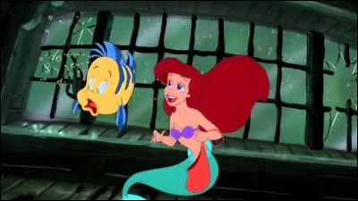 Au début du film, qui est-ce qui attaque Ariel et Polochon près d'un bateau ?