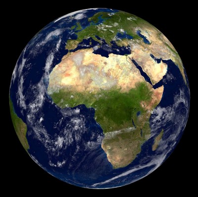 La Terre est une planète recouverte par une grande quantité d'eau. La surface des océans représente :