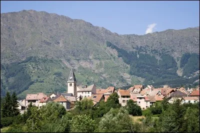 De Saint-Bonnet à Espinasses, il n'y a que 40 kilomètres ce qui fait des Hautes-Alpes le plus étroit département de France.
