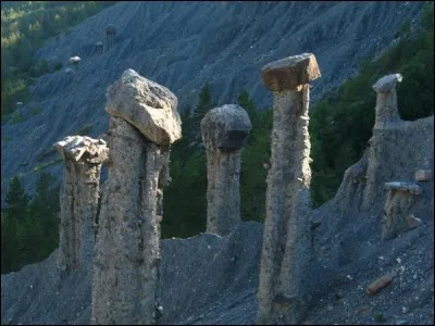 Comment appelle-t-on ces roches qui se trouvent près du lac de Serre-Ponçon ?