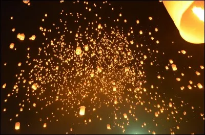 En quel honneur lance-t-on des lanternes ?