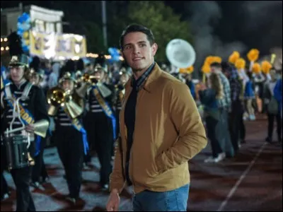 Avec qui Kevin est-il quand il retrouve le corps de Jason dans la rivière ?