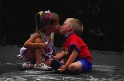 Est-ce qu'il/elle t'a déjà embrassé ou fait un câlin ?