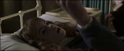 Comment Hermione fait-elle pour ne pas mourir face au Basilic ?