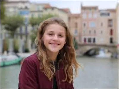 Dans quelle série diffusée sur TF1 la jeune Lou fait-elle ses premiers pas dans le monde de la télé en tant qu'actrice ?