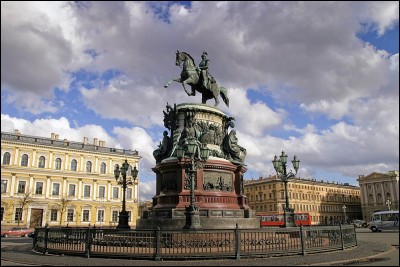 Le cavalier se prénomme Nicolas. Dans quelle ville se trouve cette statue équestre ?