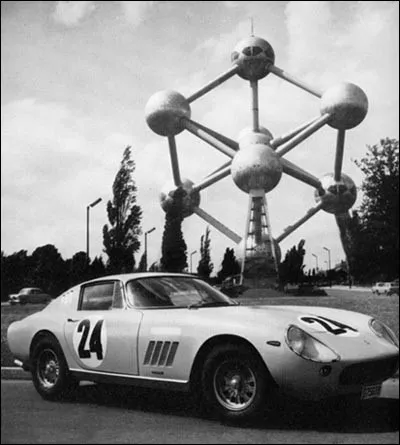 Devant le célèbre monument de quelle ville du nord de l'Europe pose cette magnifique Ferrari ?