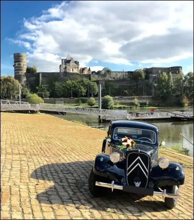 C'est jour de mariage dans la vallée de la Loire. Devant le château de quelle ville cette Traction Avant Citroën se trouve-t-elle ?