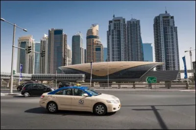 Vivant dans la démesure, quelle est cette ville qui n'est pourtant pas une capitale, située sur le golf Persique ?