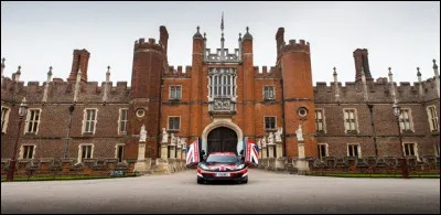 ''So british'' : une Mclaren devant ce château du Royaume-Uni connu pour son impressionnante collection d'œuvres d'art et son parc magnifique.
Dans quelle ville pouvez-vous le visiter ?