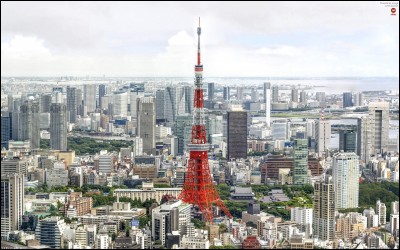 Quelle ville a eu le mauvais goût de peindre la tour Eiffel en rouge pompier parmi ces trois cités qui possèdent toutes leur ''tour Eiffel'' ?
