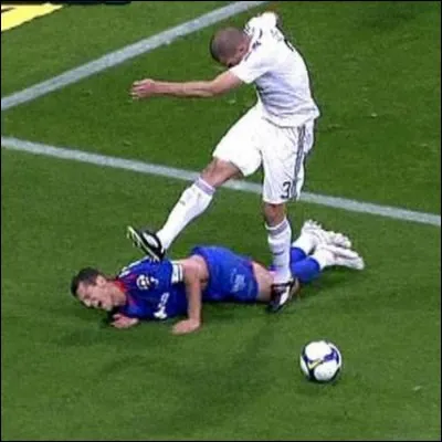 Combien de fois l'international portugais Pepe a-t-il été sanctionné d'un carton rouge au cours de sa carrière ?