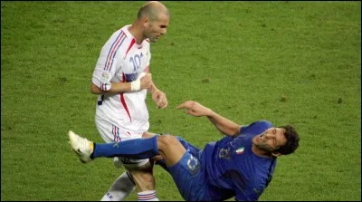 Qu'a donné Zinédine Zidane à Marco Materazzi lors de la finale de la Coupe du monde 2006 ?