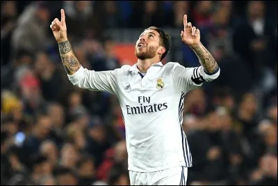 Combien l'international espagnol Sergio Ramos a-t-il mis de buts toutes compétitions confondues (clubs et sélections) depuis ses débuts professionnels jusqu'au 3 décembre 2017 ?
