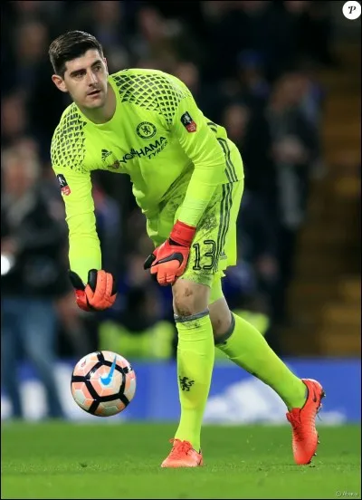 Le gardien n'a pas le droit de se saisir à la main du ballon si un coéquipier lui fait une passe au pied volontairement. En quelle année cette loi a-t-elle fait son apparition ?