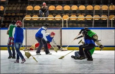 Voici un sport de glace sympathique qui se joue en après-skis ou en baskets !
