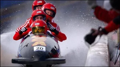 Encore un sport présent aux Jeux olympiques depuis 1924 qui consiste à descendre une pente de glace étroite !