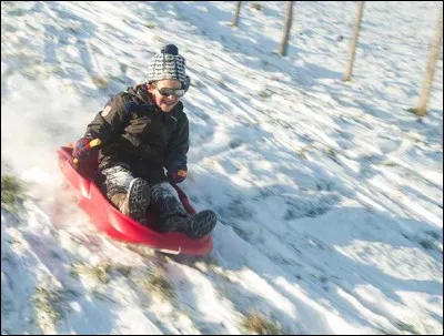 Voici un champion en herbe ! Reconnaissez-vous ce sport devenu olympique depuis 1964 et qui se pratique avec un matériel un peu différent de celui de la photo ?